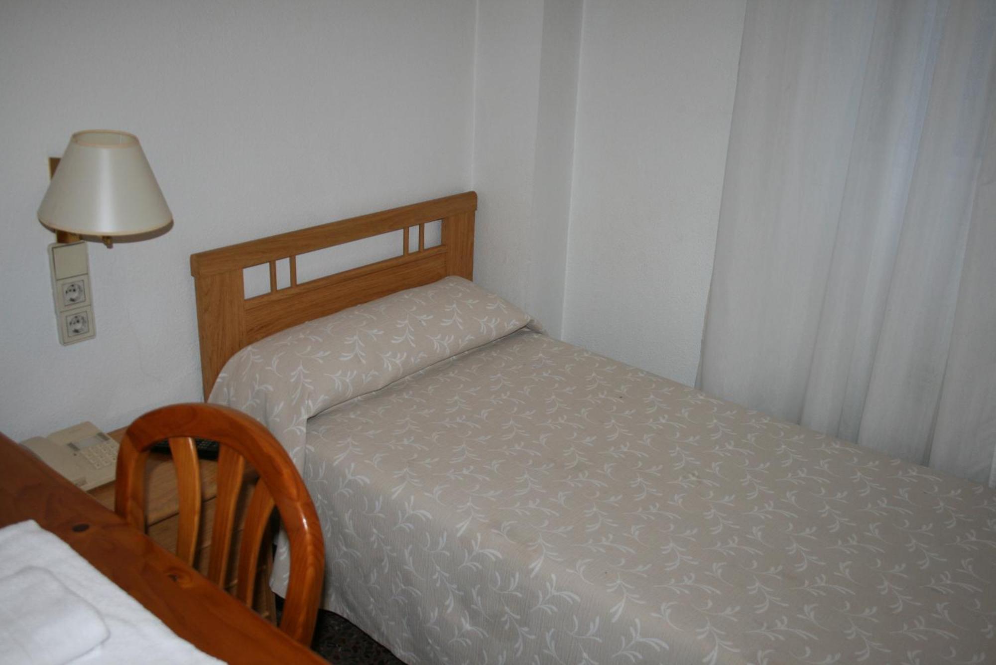 Hostal Puente De Piedra Zaragoza Quarto foto