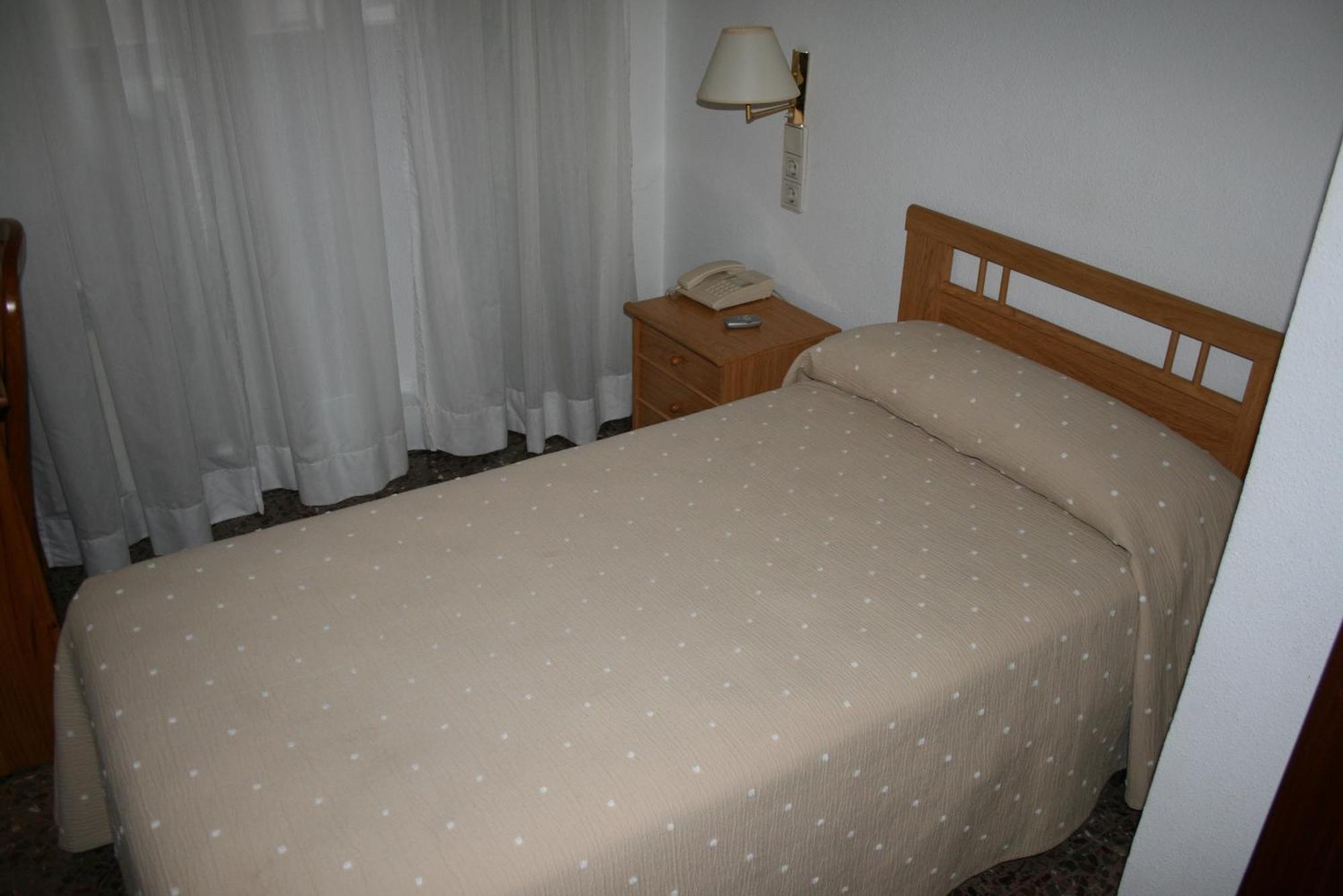 Hostal Puente De Piedra Zaragoza Quarto foto
