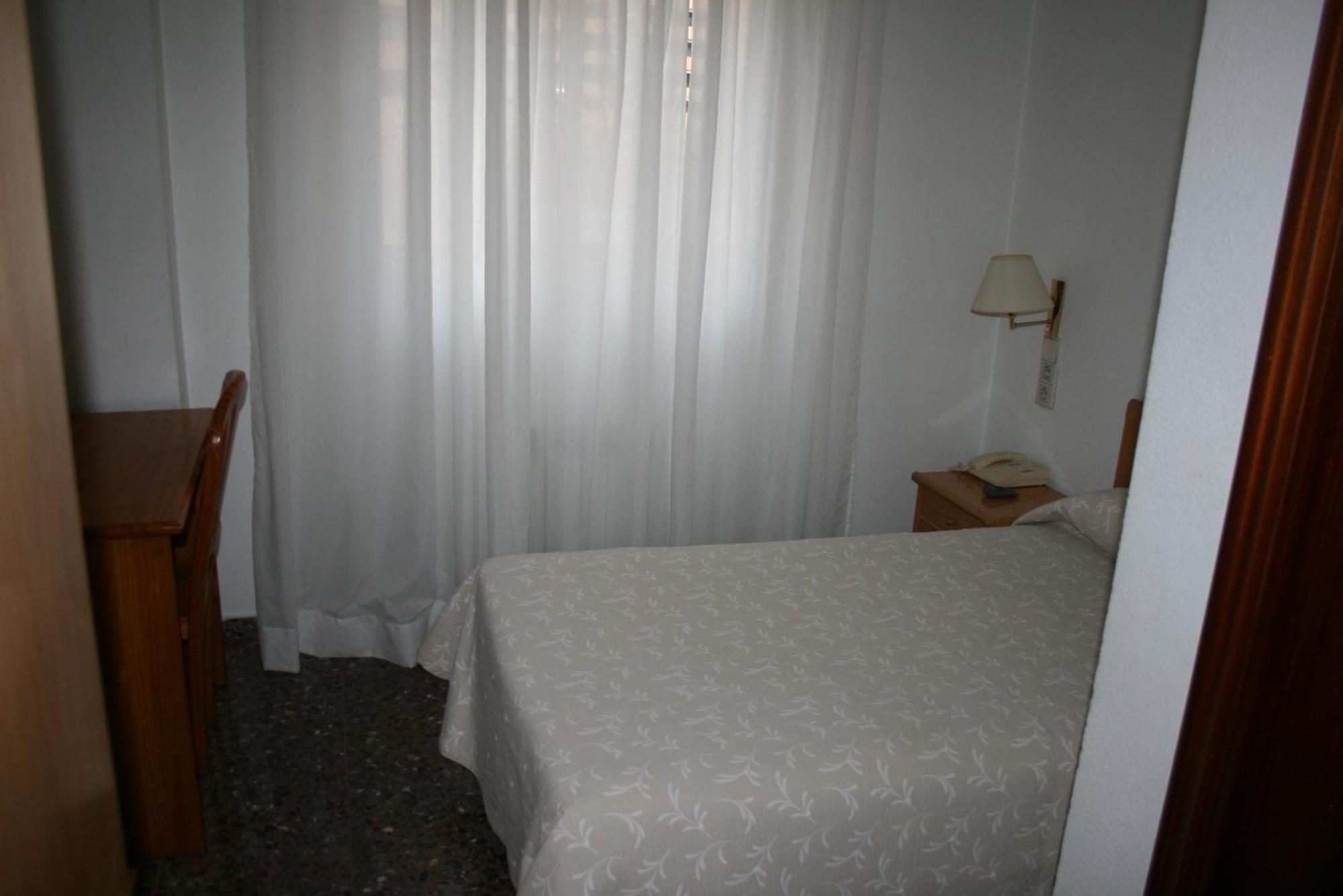 Hostal Puente De Piedra Zaragoza Quarto foto
